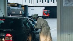 Una enfermera realiza una PCR en el autocovid del HUCA