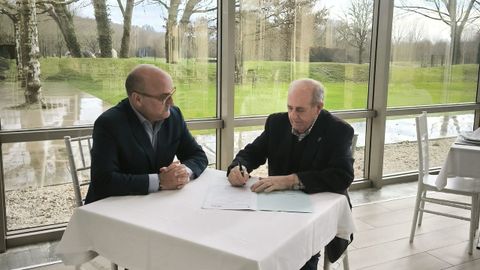 El alcalde Jos� Luis �lvarez (a la derecha) firm� un convenio con los responsables del establecimiento