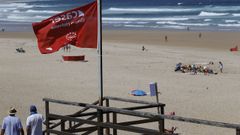 Bandera roja en la playa de A Frouxeira, en Valdovi�o, este mes de agosto