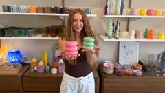 Mar�a Gonz�lez Sales en su local de Tui, con una de las velas que se pueden elaborar en los talleres
