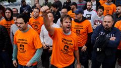 Los trabajadores de la planta de A Coru�a se encerraron en la Delegaci�n del Gobierno para exigir al Ministerio de Industria que avale la operaci�n