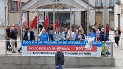 Los trabajadores municipales de Cari�o extendieron su pancarta reivindicativa delante del consistorio local de Ortigueira