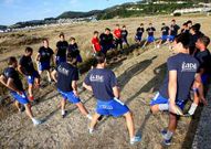 El Viveiro realiz� ayer trabajo f�sico en la playa de Covas.