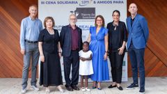 La peque�a Irene, una de las beneficiarias de la actividad de Tierra de Hombres, con su familia de acogida y miembros de la oeneg� y de la empresa s2m