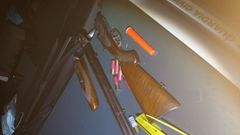 La escopeta estaba desenfundada y desmontada dentro del coche