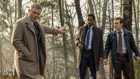La primera de las pel�culas de Benoit Blanc (Daniel Craig), �Pu�ales por la espalda�, nos mete en un bosque tan oto�al como la mansi�n donde se ha escrito el crimen.