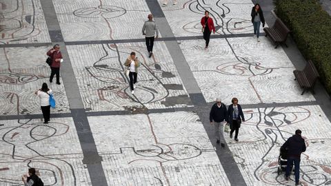 - Varios viandantes cruzan el Paseo de los lamos en Oviedo