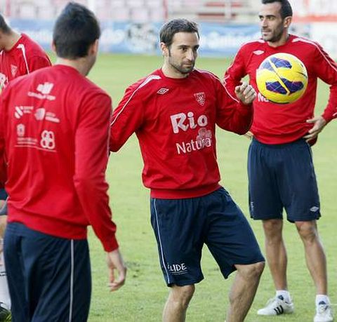Pablo �lvarez toca el bal�n durante una sesi�n de entrenamiento en el �ngel Carro.