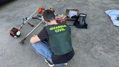 Objetos incautados por la Guardia Civil al sospechoso, que fueron robados en un vehculo