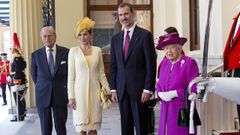 Los reyes de Espaa junto a los fallecidos monarcas ingleses Isabel II y el duque de Edimburgo.