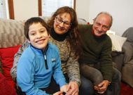 Mat�as Rey Mourelle, de 8 a�os, con sus padres en la vivienda familiar de Milladoiro. 