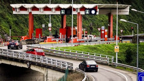 Cabinas de peaje de la AP-9 en el acceso desde Redondela que desemboca en el tramo m�s caro por kil�metro de todo el vial.