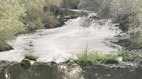 El río Sar, cubierto de espuma el viernes por la tarde a su paso por Ponte de Chave en Bastavales (Brión)