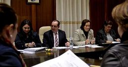 El alcalde, en el pleno del viernes, entre la secretaria y la concejala Sandra Insua.