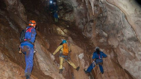 En algunas partes de la gruta es preciso realizar operaciones de descenso y escalada 