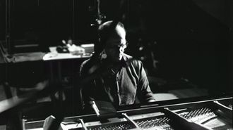 O msico e filsofo ferroln Pablo Seoane, ao piano, retratado nun ensaio