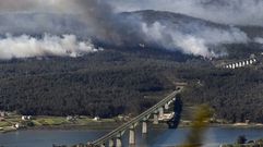 El incendio arras� unas 1.100 hect�reas en la zona de Dodro-Rianxo y se ve�a perfectamente desde el otro lado de la r�a