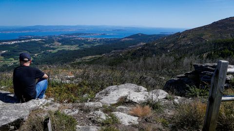 As est el monte de Barbanza un ao despus del gran incendio