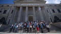 La ministra de Derechos Sociales, Ione Belarra, rodeada de Diputados que han formado con letras la frase  La infancia por Ley , aplaude en la escalinata del Congreso que aprueba este jueves de forma definitiva la ley de protecci�n integral a la infancia