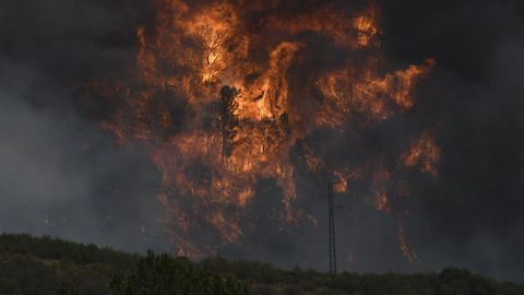 El incendio de Valdeorras tiene comportamiento convectivo, lo que explica su agresividad