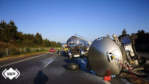 Vuelca un cami�n en la Autov�a del Cant�brico