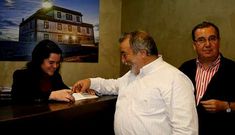 Dos turistas llegan al hotel Insua de Cee, hace dos meses.