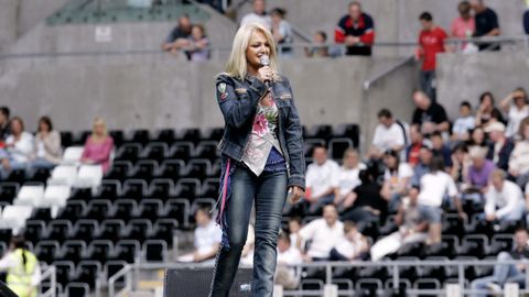 Bonnie Tyler actuando en el descanso del amistoso entre el Swansea City y el Fulham en Gales en el verano del 2005