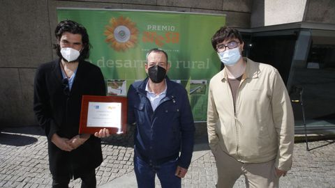 El presidente de A Carqueixa, en el centro, con el cineasta Laxe a su derecha