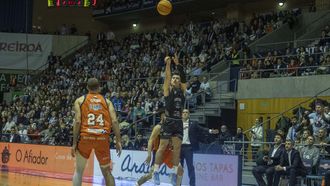 Barcello, en la imagen en el derbi ante el Leyma, es uno de los jugadores con contrato para seguir en la ACB