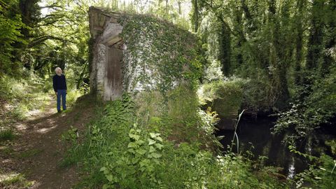 El curioso acceso al puente del Mio de la nsua do Maiordomo, en Outeiro de Rei