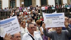 Concentraci�n de la plataforma vecinal que aboga por la creaci�n de un Centro de D�a para mayores en Rianxo.