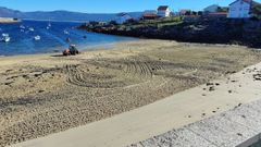 Adecuaci�n de terrenos marisqueros por parte de la cofrad�a de Lira