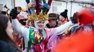 Una mzcara bailando al ritmo del fulin en Manzaneda.