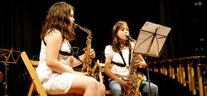 Dos alumnas interpretan al saxo una pieza de m�sica cl�sica durante el festival. 