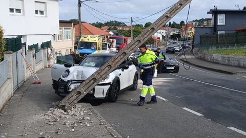 El accidente en Montrove, donde un coche choc� contra un poste de la luz