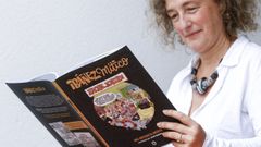 Nria Ibez, hija del autor, viendo la edicin de Hachs!... Salud