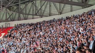 Imagen de la grada visitante del Groupama Stadium del Lyon, donde se ubicaba la afici�n del Celta durante el partido de este jueves.