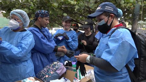 Un grupo de m�dicos voluntarios trabajan en la asistencia a la poblaci�n afectada por los terremotos en La Guaira