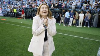 Mari�n Mouri�o celebra en el c�sped de Bala�dos el ascenso