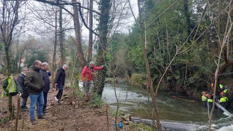 Los vecinos de Neda, ante la actuacin realizada por los operarios de Augas de Galicia en el ro Belelle.