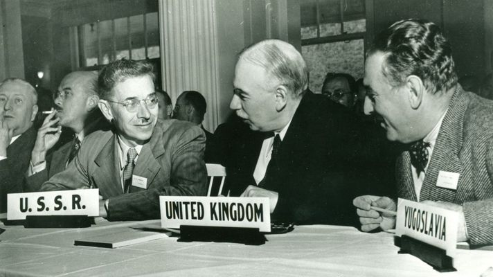 Keynes, en el centro, con los representantes de la URSS y Yugoslavia en Bretton Woods 