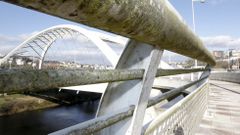 Las im�genes de un puente sucio, no blanco