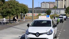 Cches de autoescuela en la zona de ex�menes de Lugo.