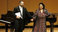 Manuel Burgueras junto a Montserrat Caball�, en un concierto en A Coru�a en el 2006