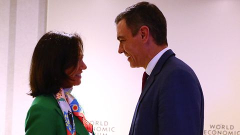 El presidente del Gobierno, Pedro Snchez, habla con la presidenta del Banco Santander, Ana Patricia Botn, durante el encuentro informal que ha mantenido el presidente con representantes de empresas espaolas en el Foro Econmico Mundial en Davos