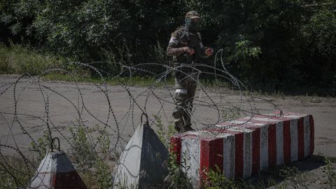 Un soldado ruso vigilando una carretera de la localidad de Schastia, en la regi�n de Lugansk
