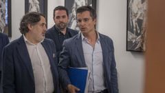 Jos� Antonio Constenla, izquierda, junto al portavoz del PP de Santiago, Borja Verea.