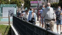 Gente con mascarilla este viernes en el centro de Monforte