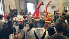 Los alumnos que visitan el centro recorren diversas dependencias