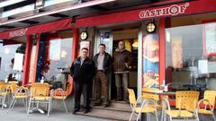 LOS HERMANOS JUAN, ATILANO Y JOSE SOUSA, PROPIETARIOS DE LA CADENA DE RESTAURANTE GASTHOF POSAN A LA ENTRADA DE SU PRIMER NEGOCIO, EN RUBINE.